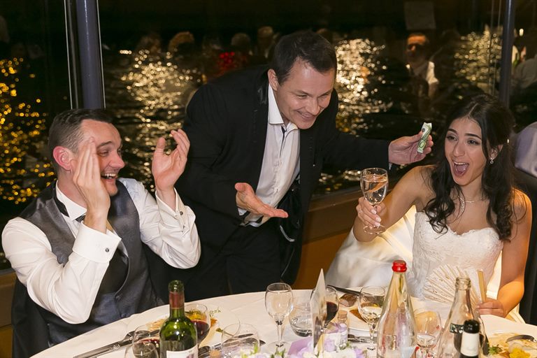Martial réalise un tour de magie close-up pendant un mariage