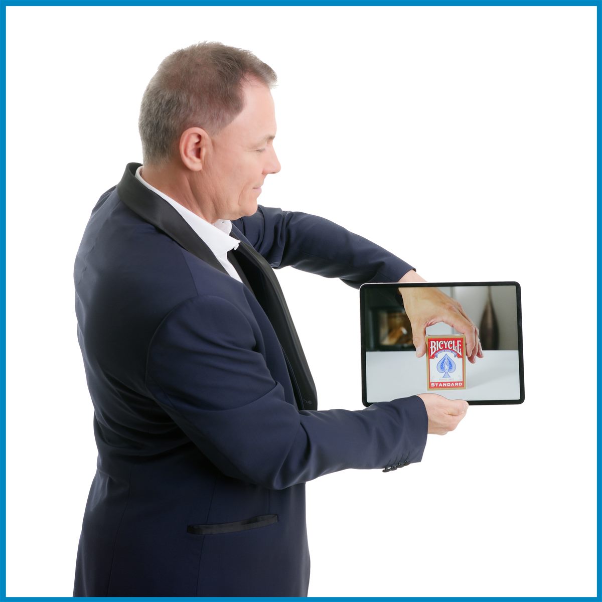 Martial présente une prestation de magie numérique sur iPad